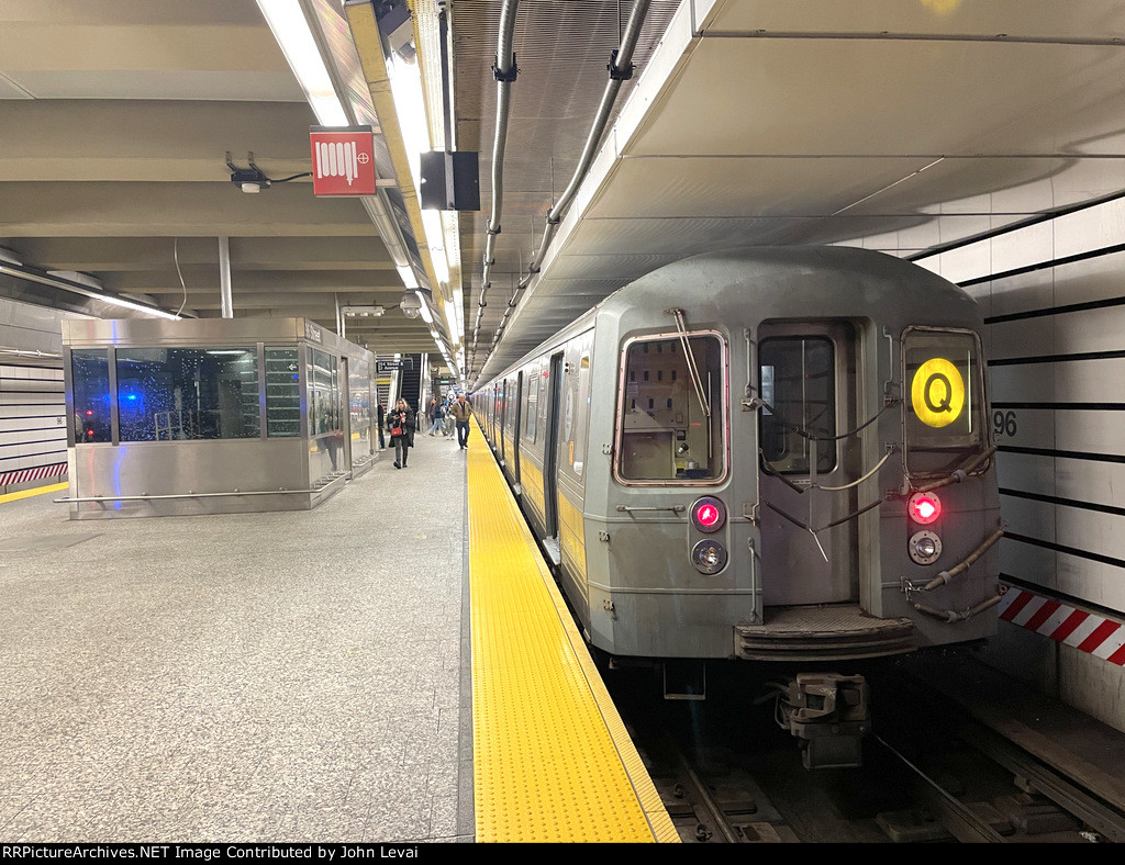 Q Train at 96th St Sta 